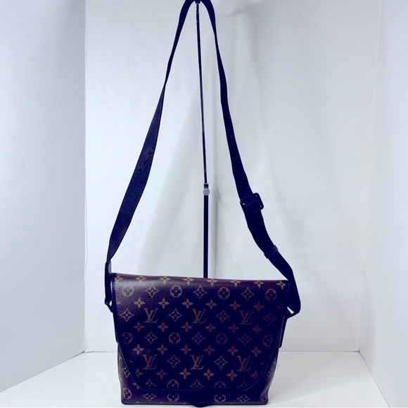 Luise Vuitton crossbody messe bag NWT - Picture 8 of 9